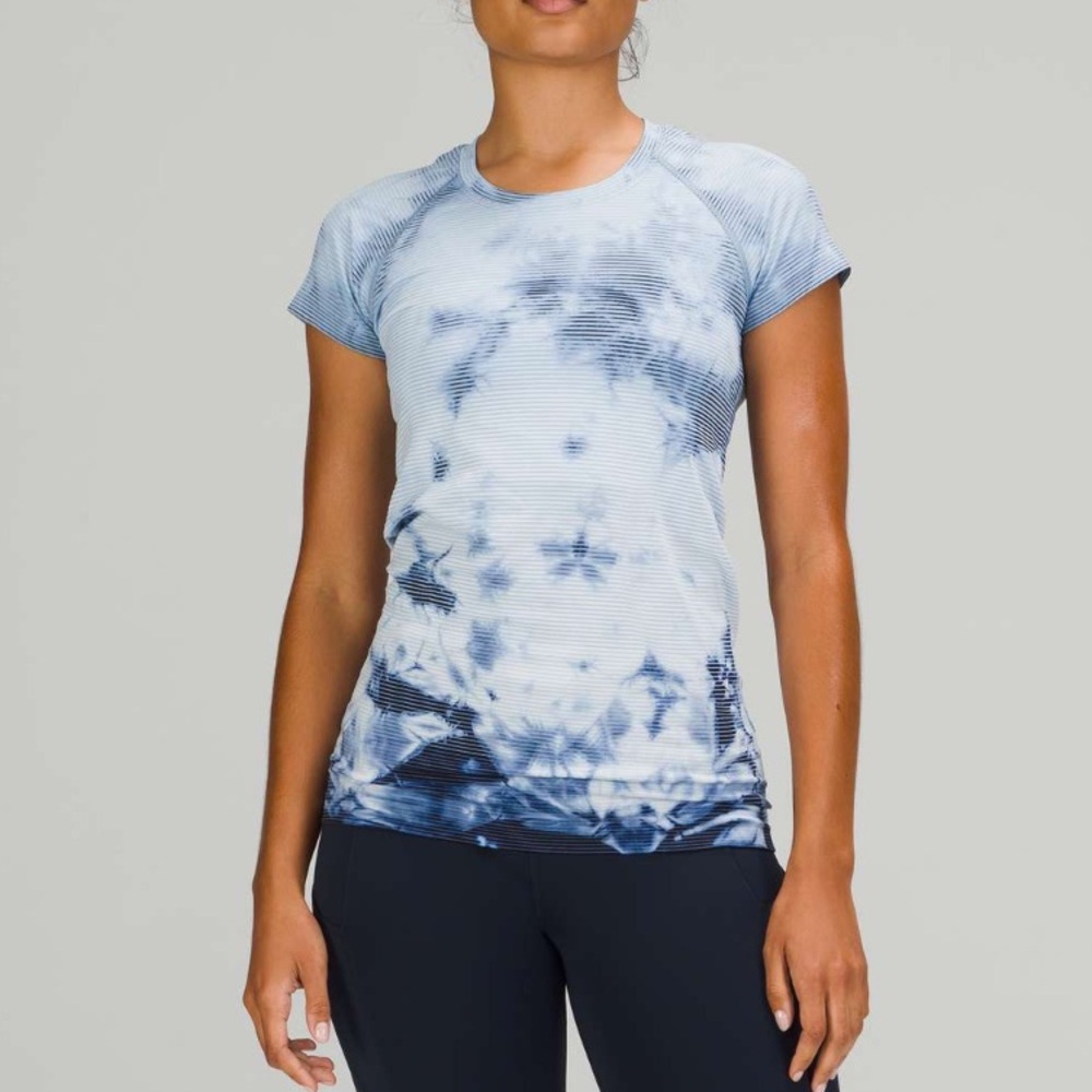 Lululemon Swiftly Tech Short Sleeve Shirt 2.0
Shibori Stripe True Navy size 2